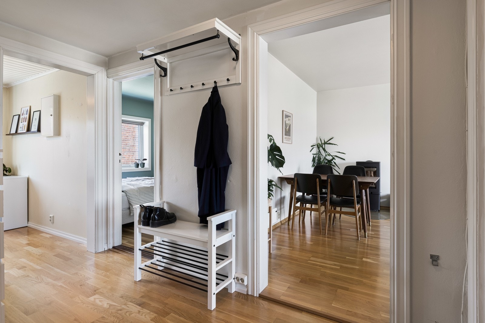 I entreen er det fin plass til knaggrekker og skohylle, og rommet har direkte adkomst til leilighetens bad. Galleribilde