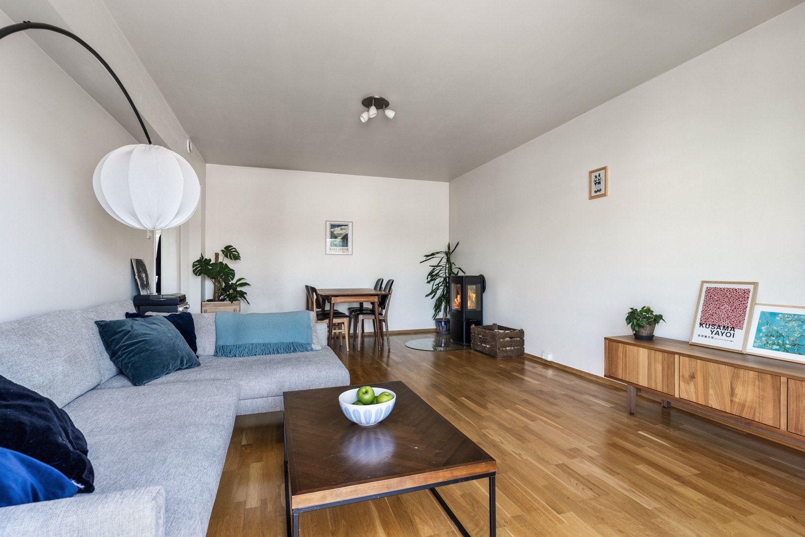 Det er god plass til både sofagruppe, lenestoler, tv-møblement og spisestue, og i et hjørne er det montert en god peisovn med synlig flammebilde fra tre sider. Galleribilde