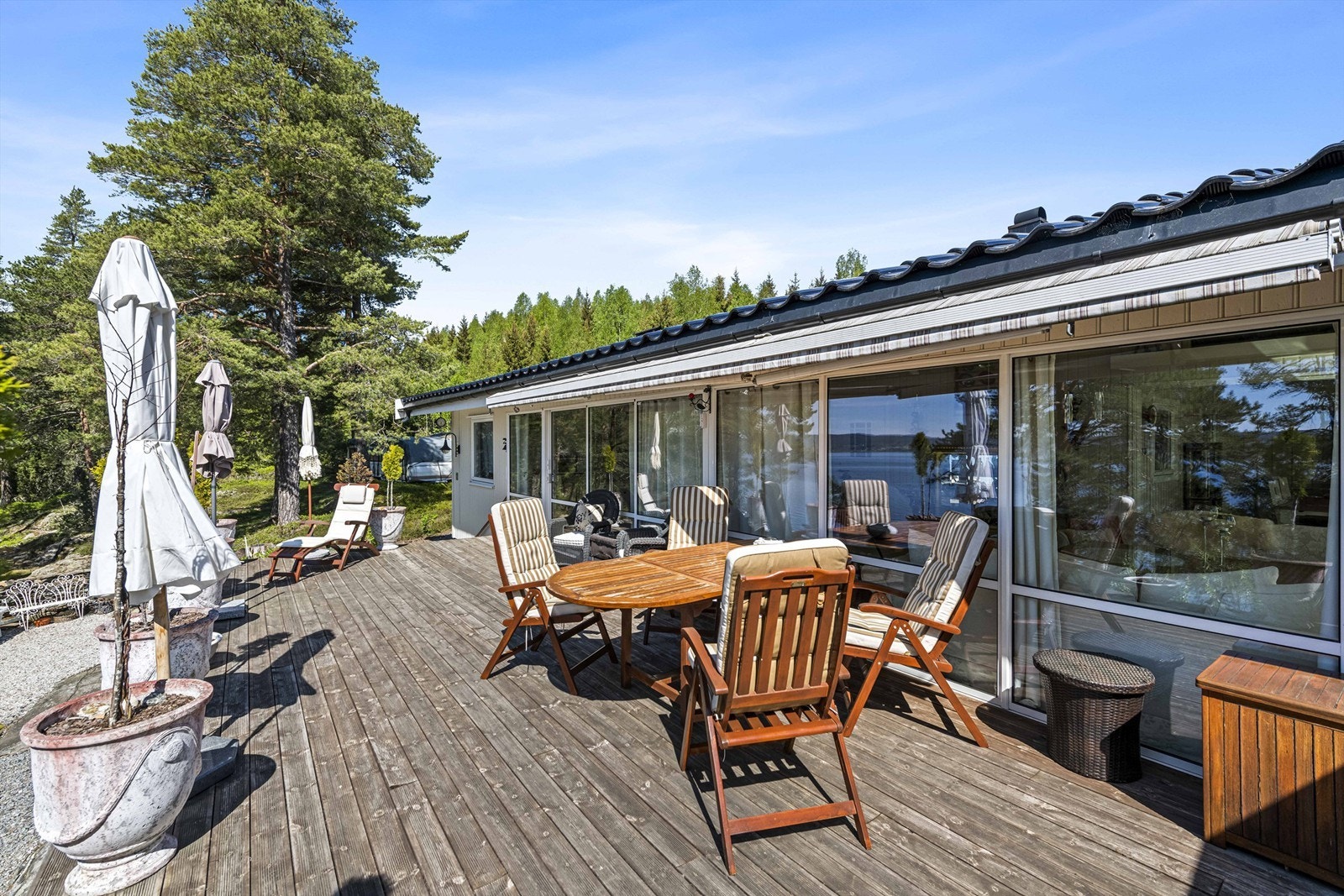 Stor markise som gir god solskjerming Galleribilde