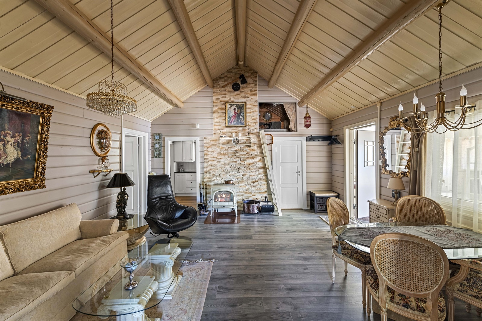 Stue - opprinnelig del. Rommet varmes opp med vedfyring. Hems på baksiden av pipa. Galleribilde