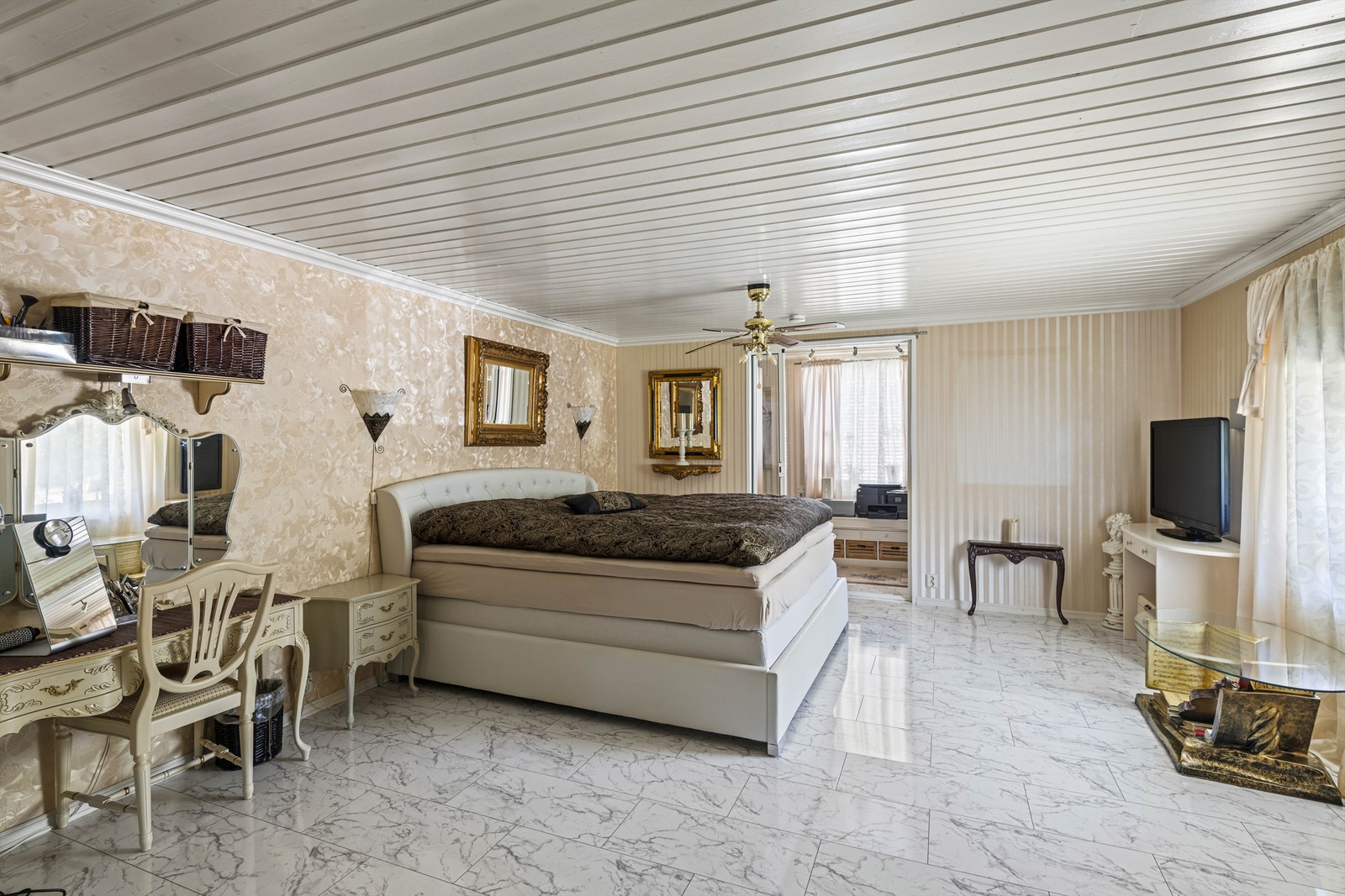 Meget romslig hovedsoverom på hele Galleribilde