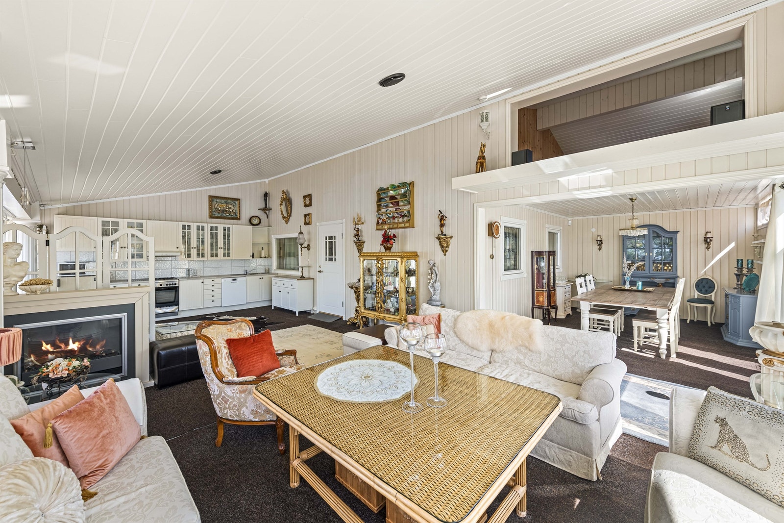 Rommet har plass til både sittegruppe og spisestue. I tillegg god lagringsplass på hems. Galleribilde