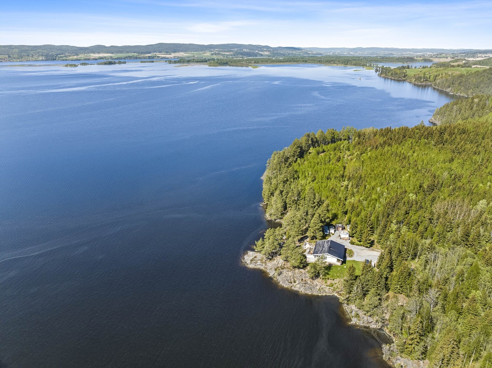 Eiendommen ligger langs Øyeren, kun 18 minutter fra Lillestrøm Galleribilde