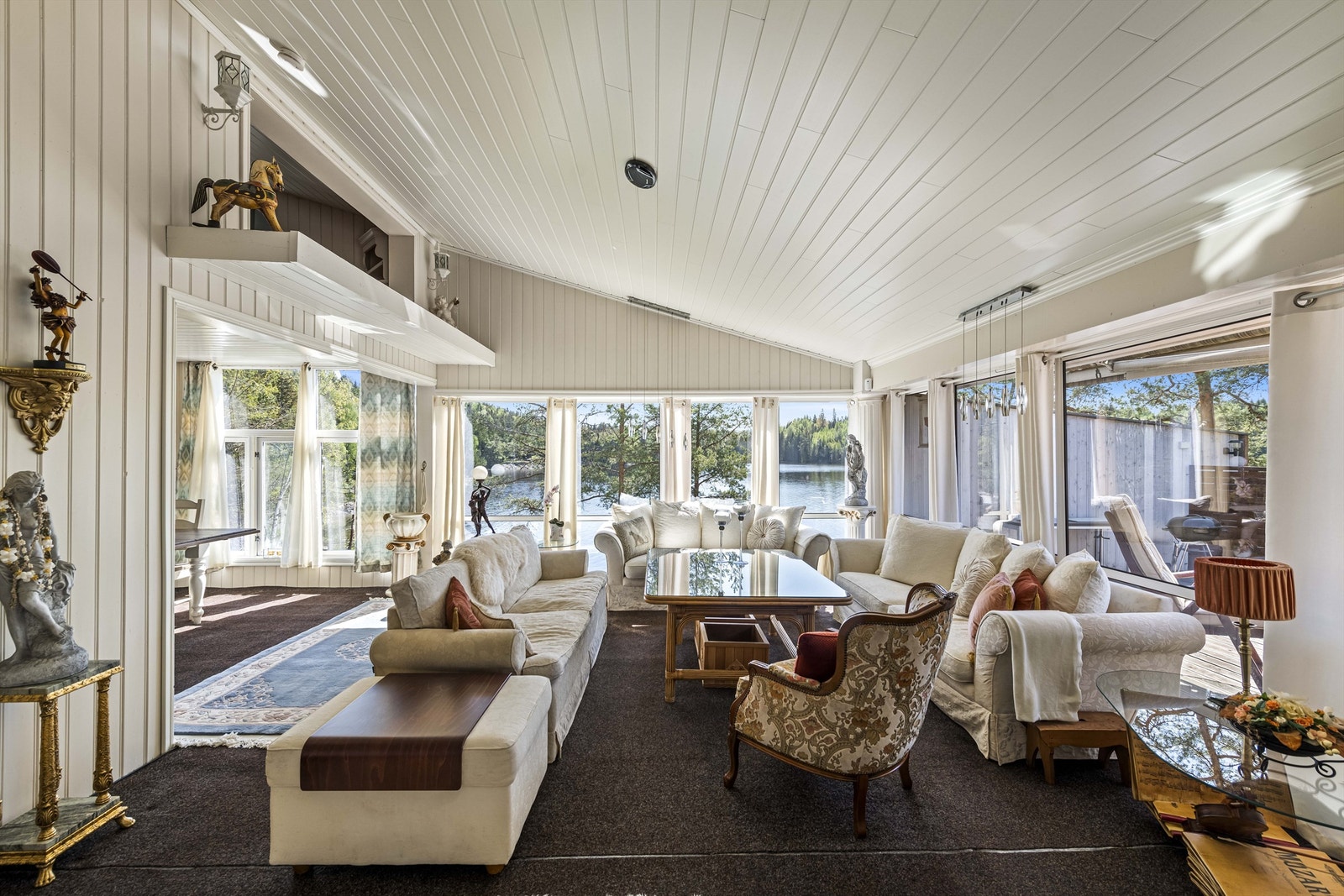 Stor hagestue på ca. 65 kvm. Rommet har uisolert gulv, og er derfor kun i bruk i sommerhalvåret. Galleribilde