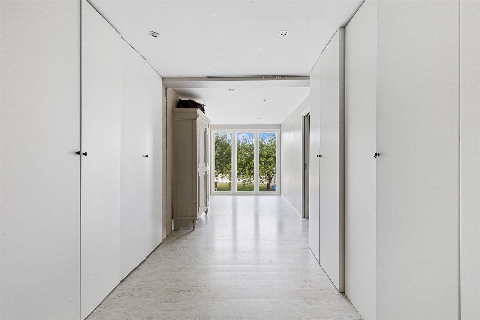 Store vinduer i gangen som gir mye naturlig lys inn og godt med skapplass Galleribilde