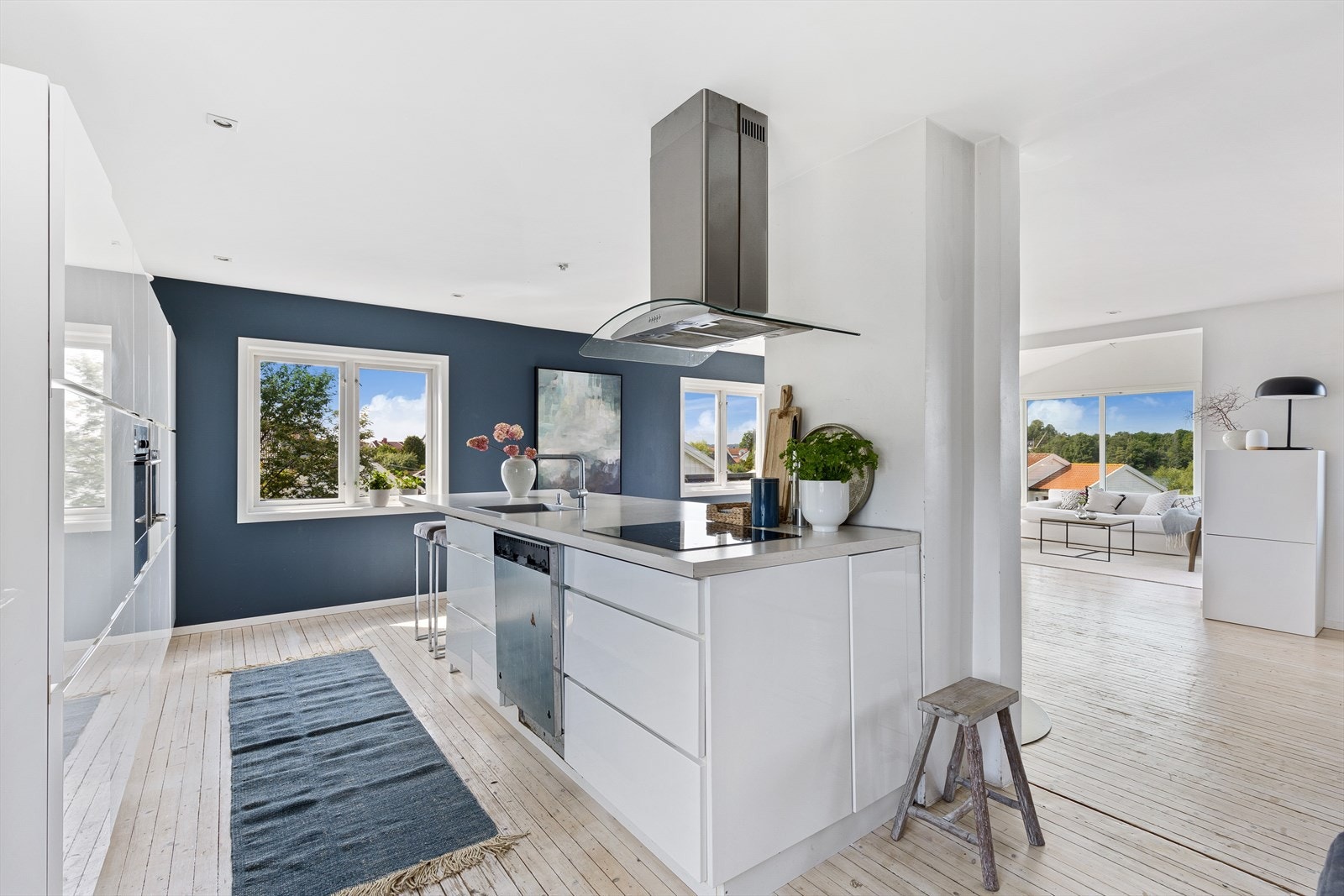 Kjøkkenet er i høyglans og det er kjøkkenøy som binder stuen og kjøkkenet godt sammen Galleribilde