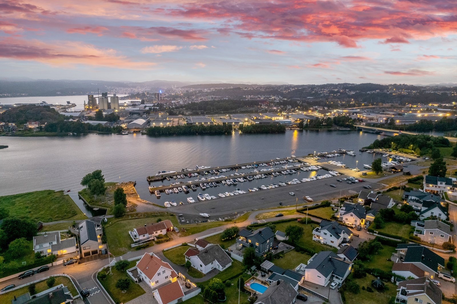 Område er godt belyst på kveldstid. Velkommen til visning Galleribilde