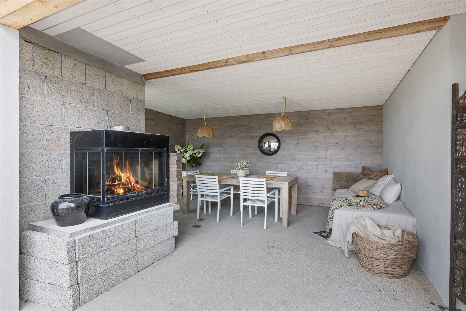 Inne i utestuen er det god plass til sittegruppe Galleribilde