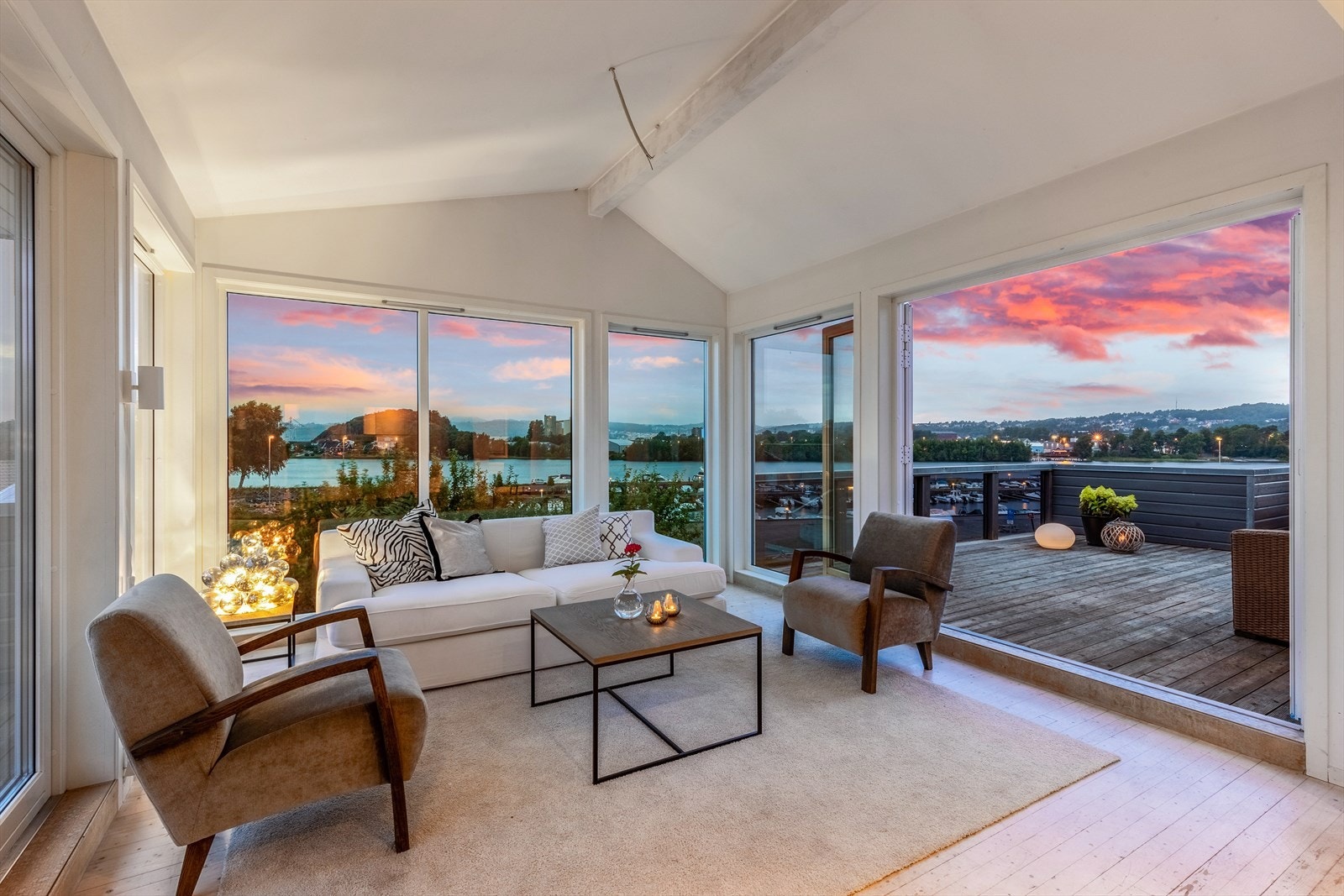 Kim Leite Slinning v/Eiendomsmegler1 Larvik har gleden av å presentere C A Larsens vei 14 en enebolig på første rekke mot vannet. En sjelden mulighet. Store vinduer i kjeller. Det er hybel og leiligheten i kjeller som ikke er søkt om. Galleribilde