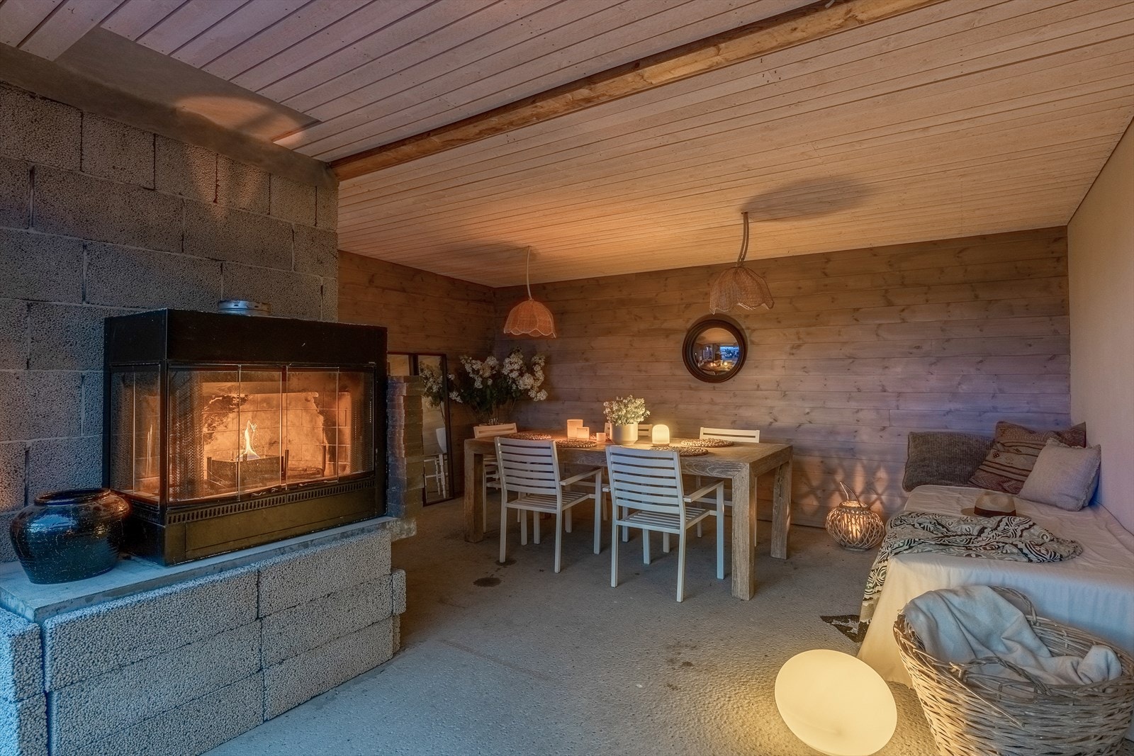 Flott hagestue med utsikt utover Lågen og stor uteplass. Tilrettelagt med tekniske innretninger som strøm, vann og avløp. Samt varmekabel i betongplate. - Ikke søkt om bygging av hagestue Galleribilde