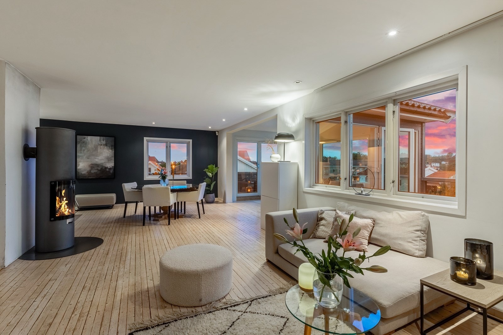 Tregulv og downlights i himling Galleribilde