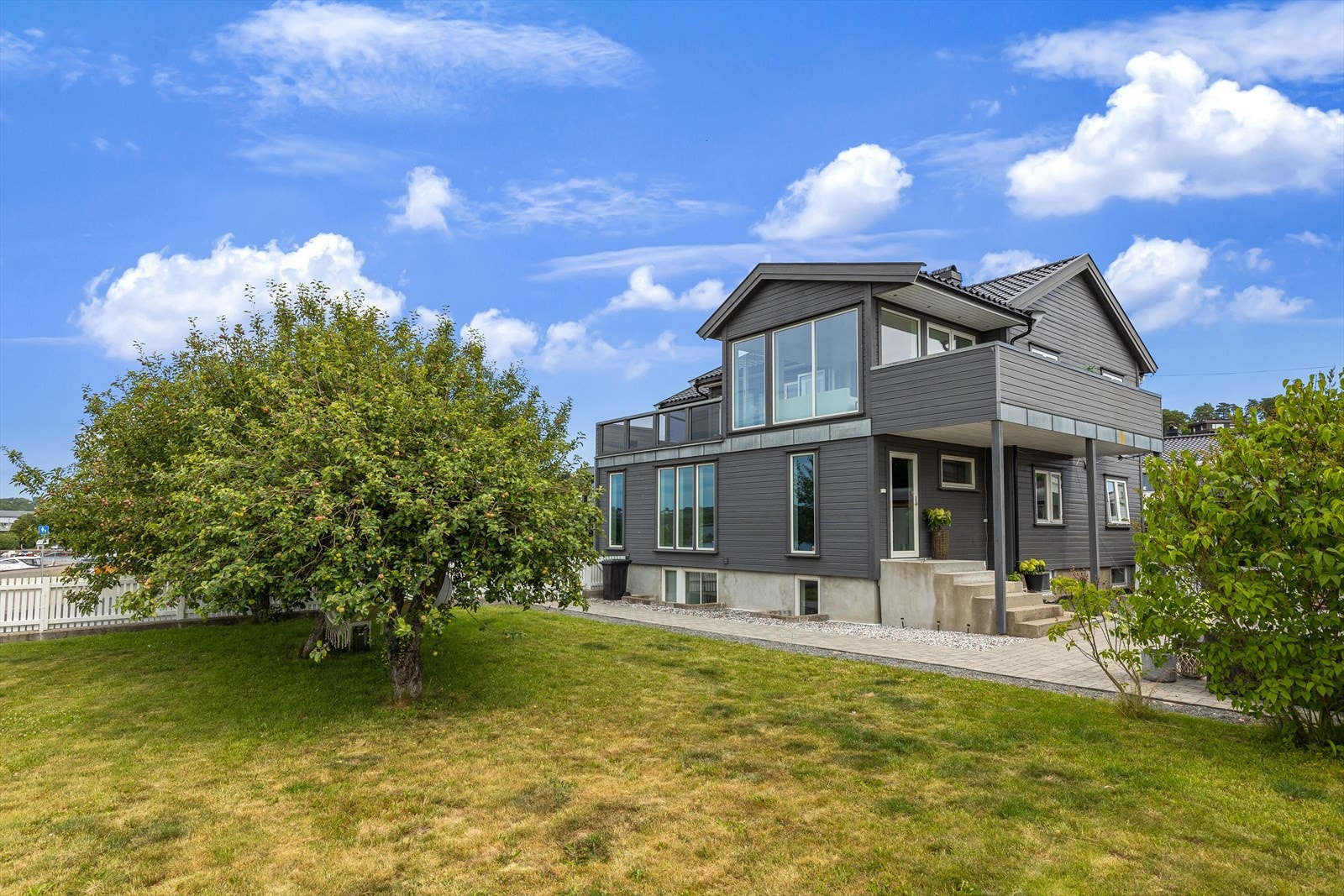 Inngjerdet hage og epletre i hagen Galleribilde