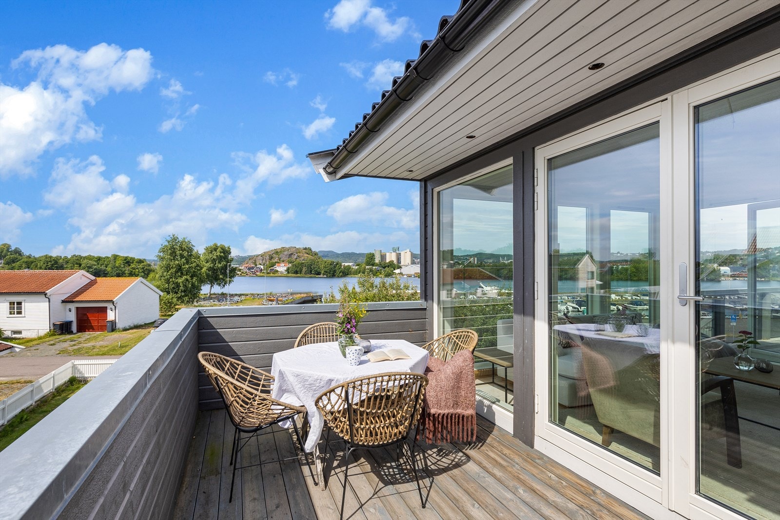 Uteplassen på venstre siden av stuen. Her kan du flytte deg etter solen Galleribilde