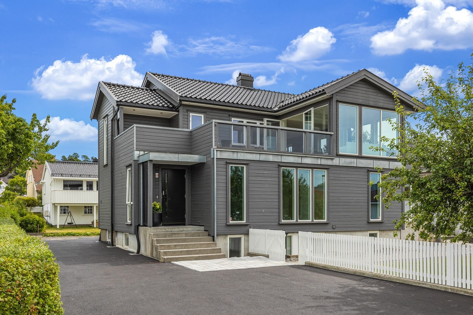 Overbygget inngangsparti med downlight. Gjerde med port til hage Galleribilde