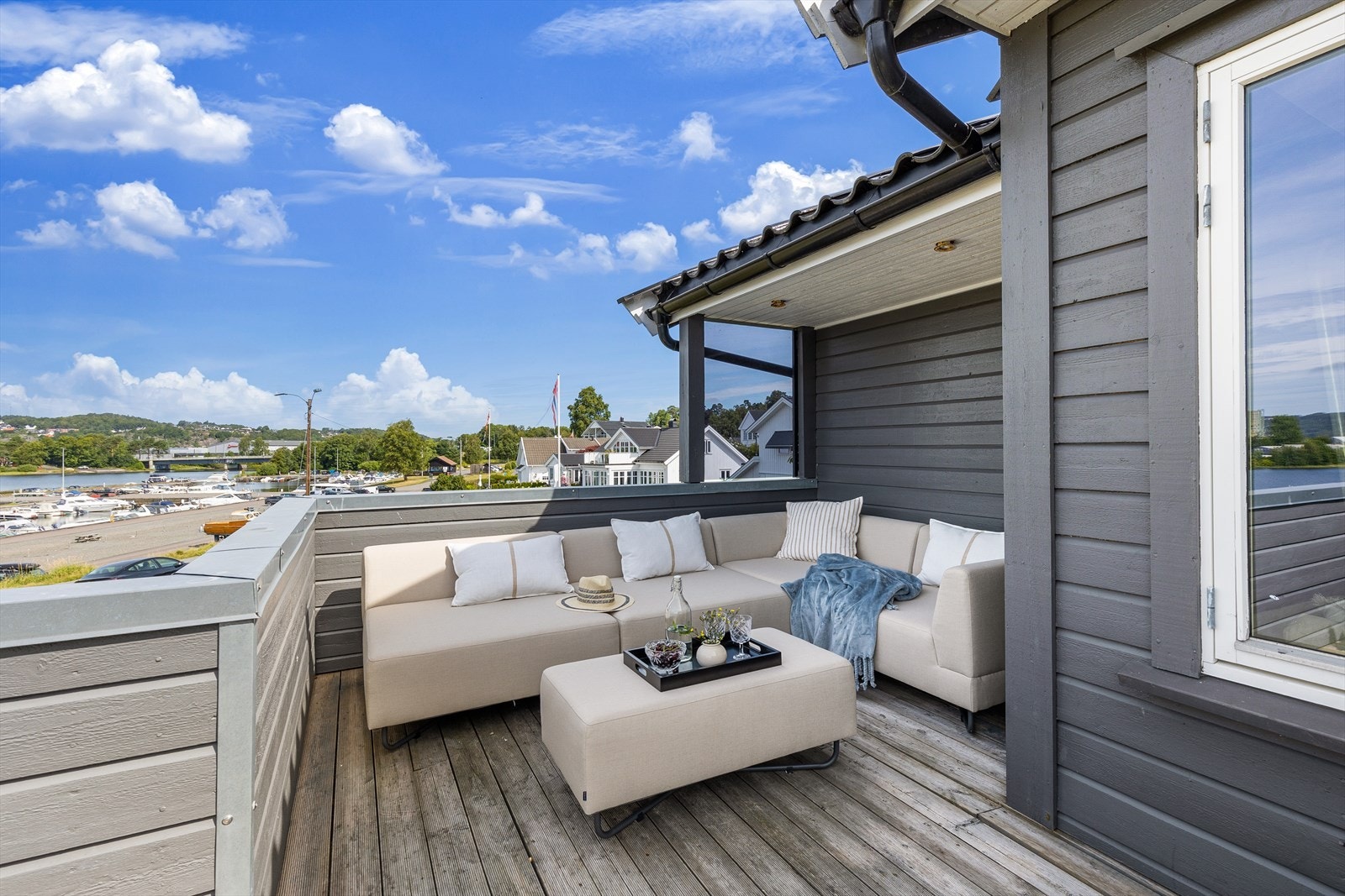 Det er plass til stor sofa i hjørnet Galleribilde