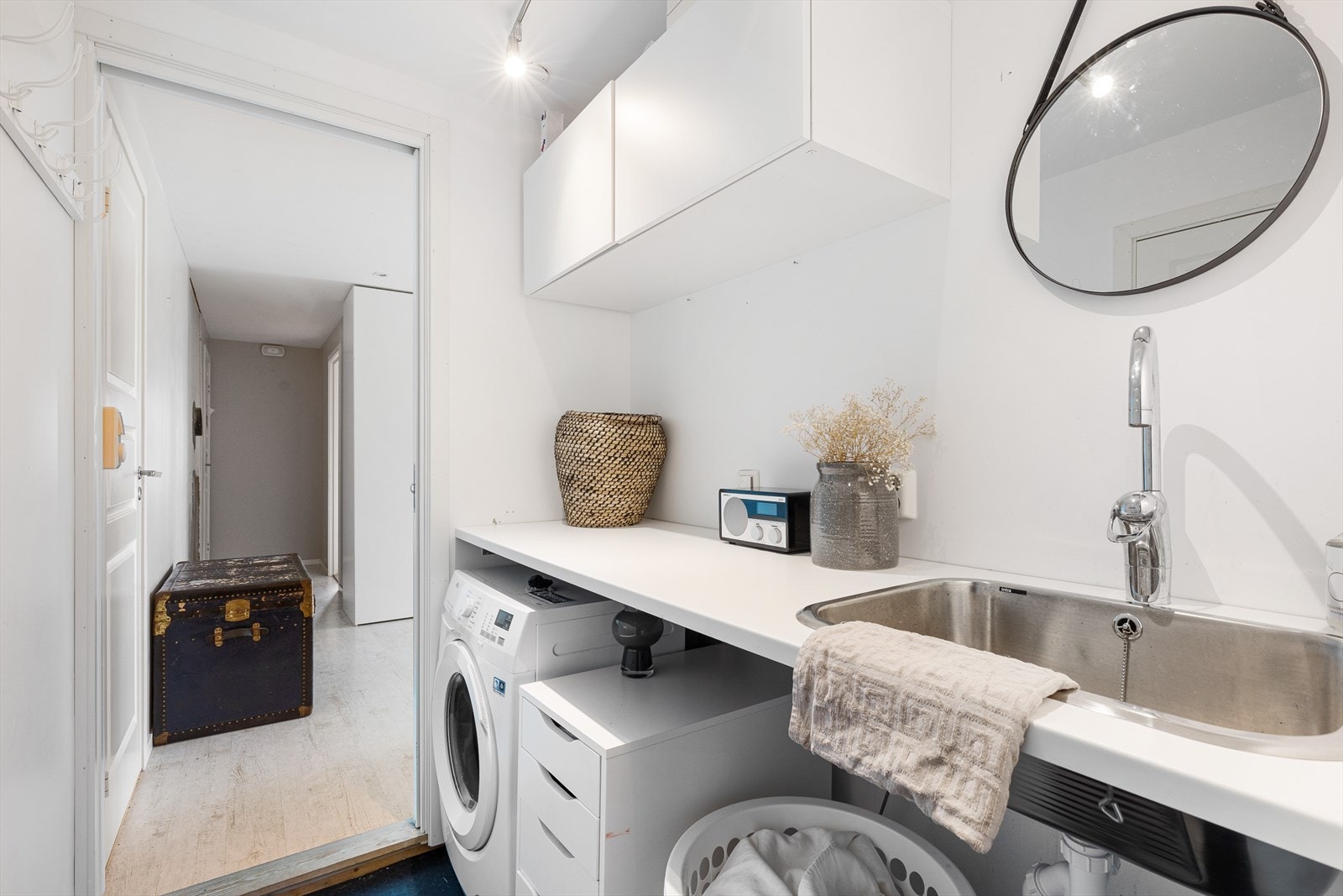 Vaskerom som har tilgang fra to sider Galleribilde