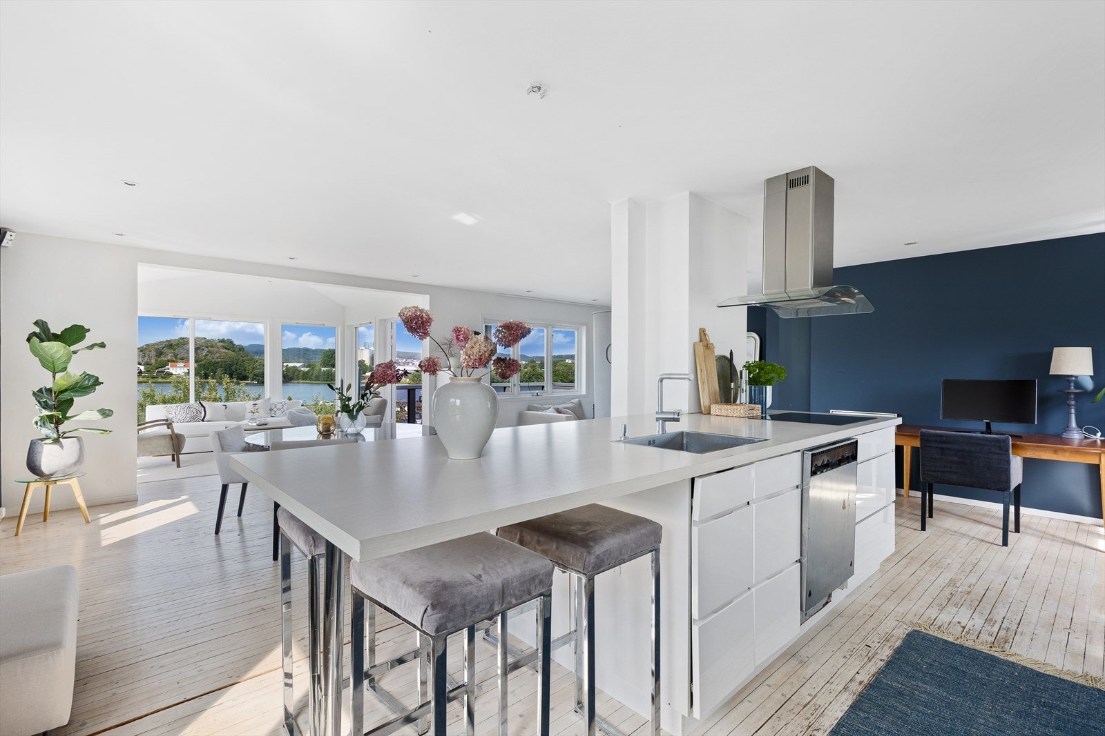 Kjøkkenøyen har plass til barstoler på siden Galleribilde