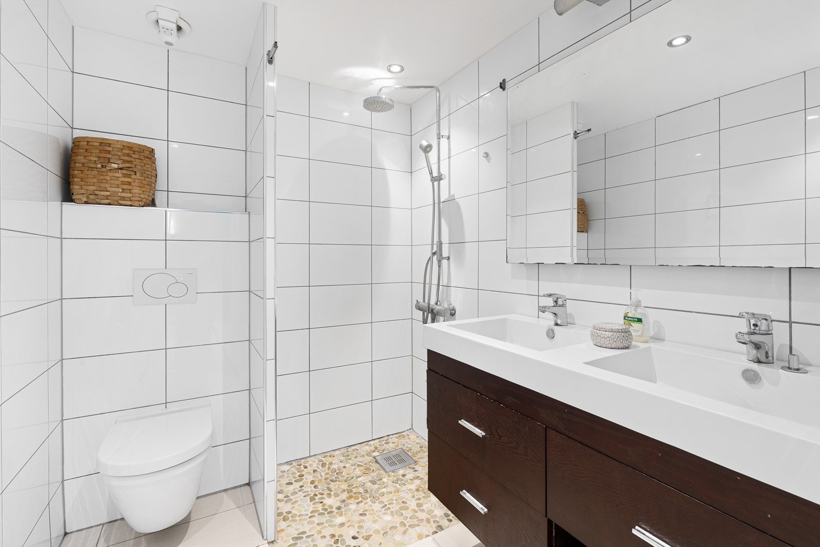 Flislagt bad fra 2010-2011 med varmekabler på gulv. Innredet med dobbelservant, vegghengt toalett og dusjnisje Galleribilde