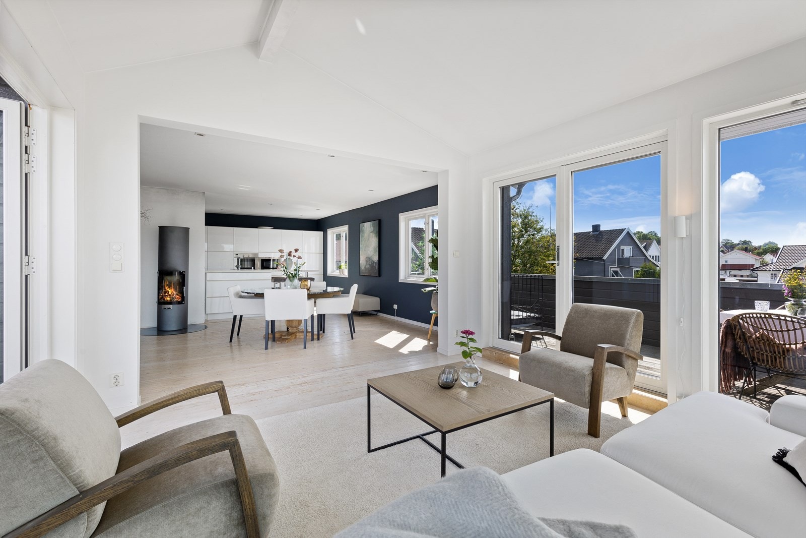 Stuen er romslig og det er god plass til flere sittegrupper Galleribilde