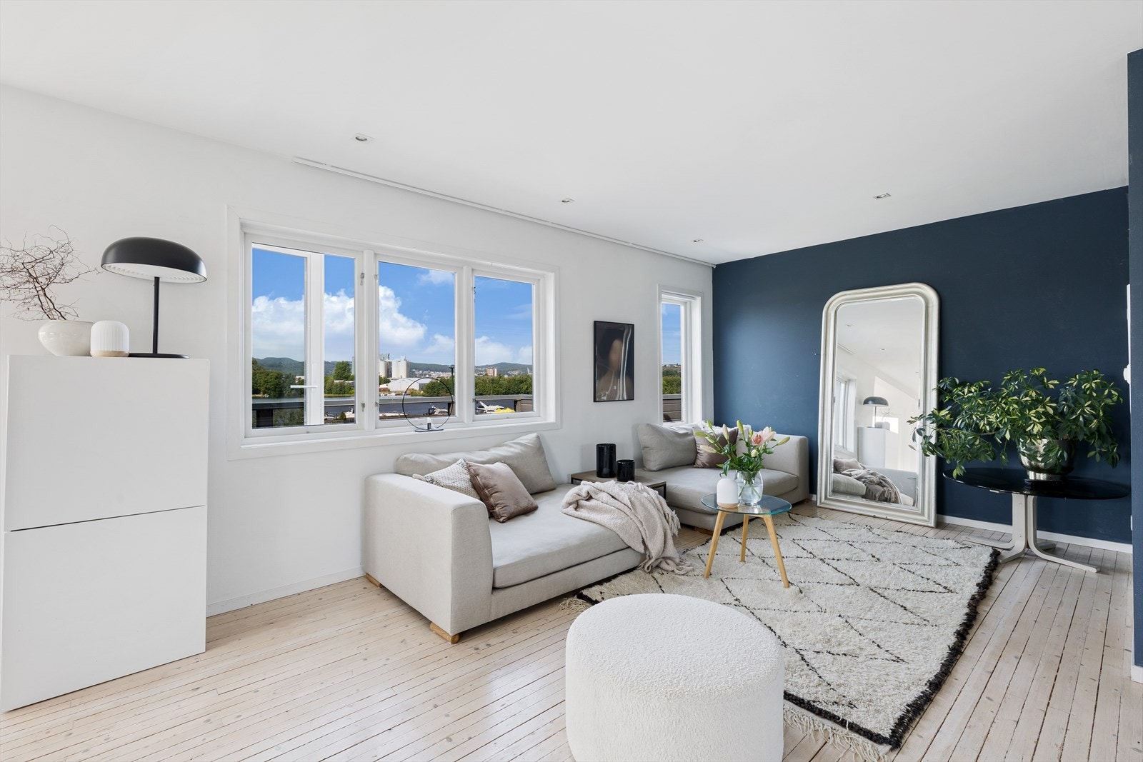 Store vinduer som gir mye naturlig lys Galleribilde