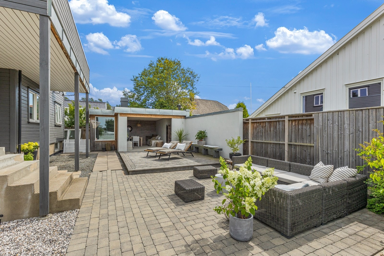 Godt opparbeidet uteplass. Skjerming mot nabo er i Sibirsk lærk Galleribilde