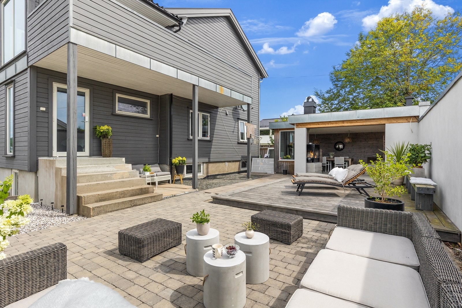 Utestuen har Sibirsk lærk på kledning Galleribilde