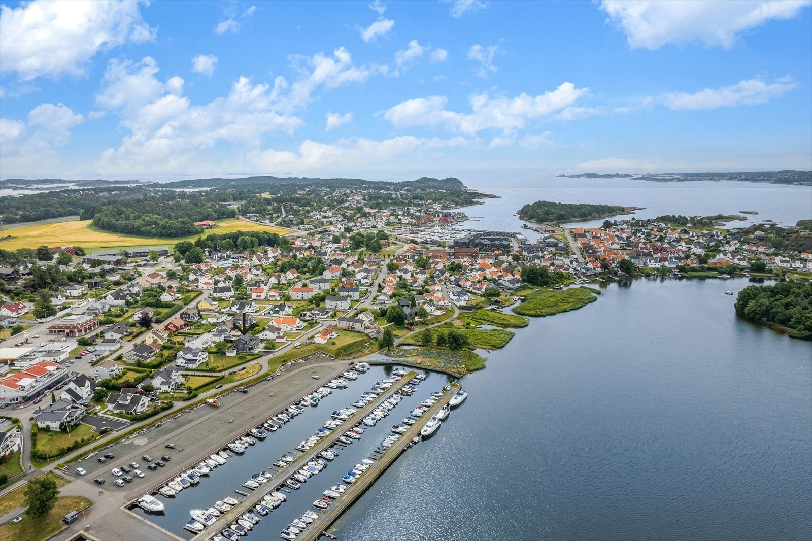 Båthavna som nærmeste nabo og flere badeplasser i gangavstand. Åpen og solrik beliggenhet med utsikt utover nedre del av Lågen. Samt innover mot Larvik og utover mot Stavern Galleribilde