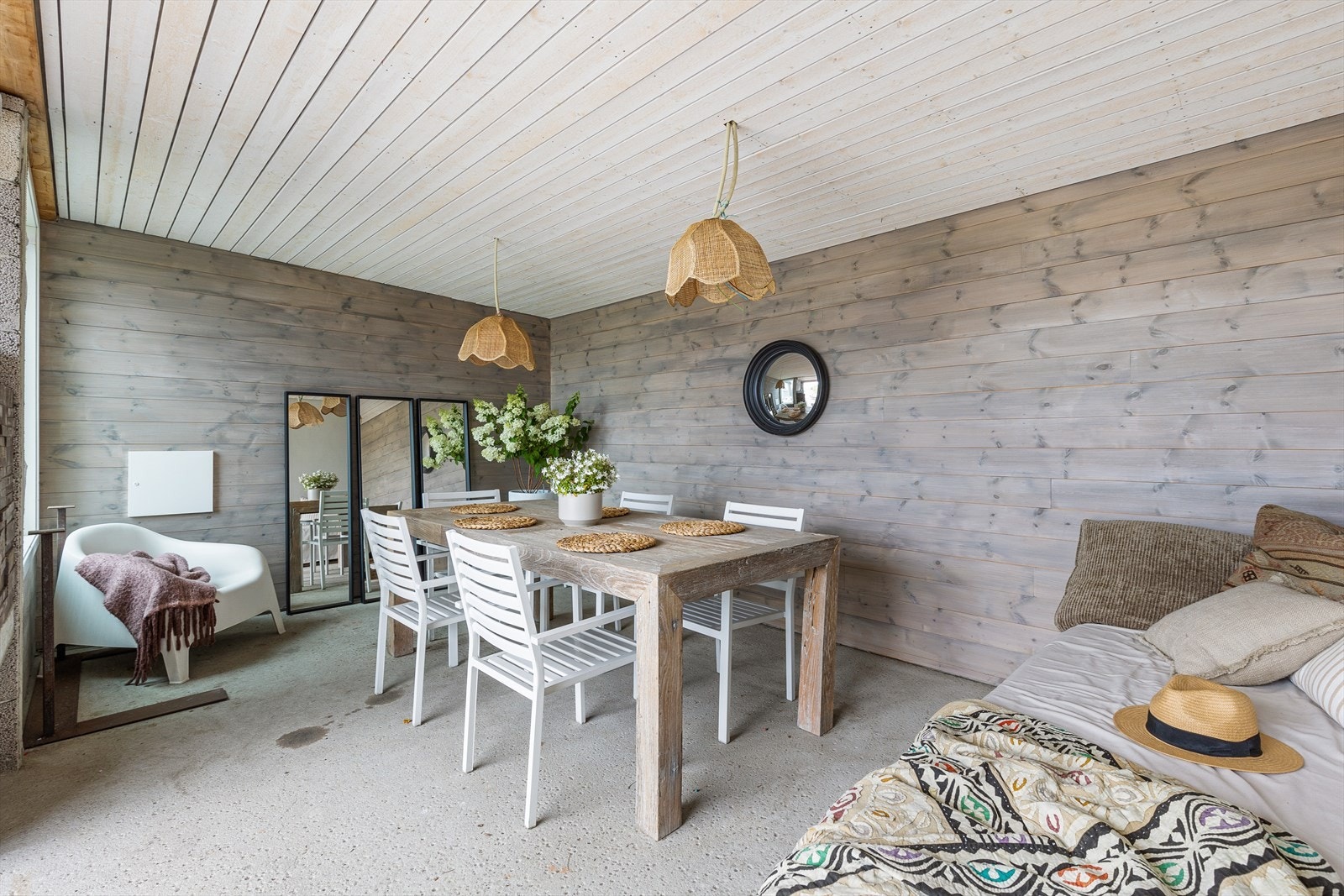 Vindu innerst i stuen gir noe naturlig lys også Galleribilde