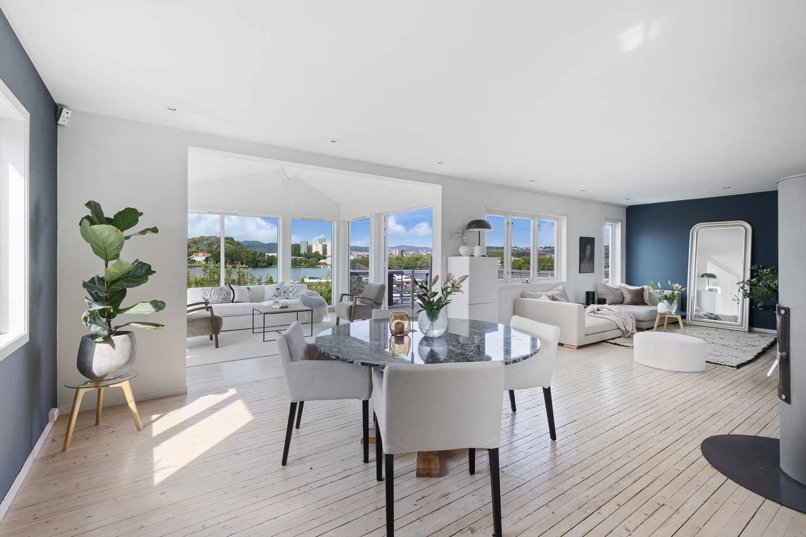 Stuen er i en åpen løsning med kjøkkenet Galleribilde