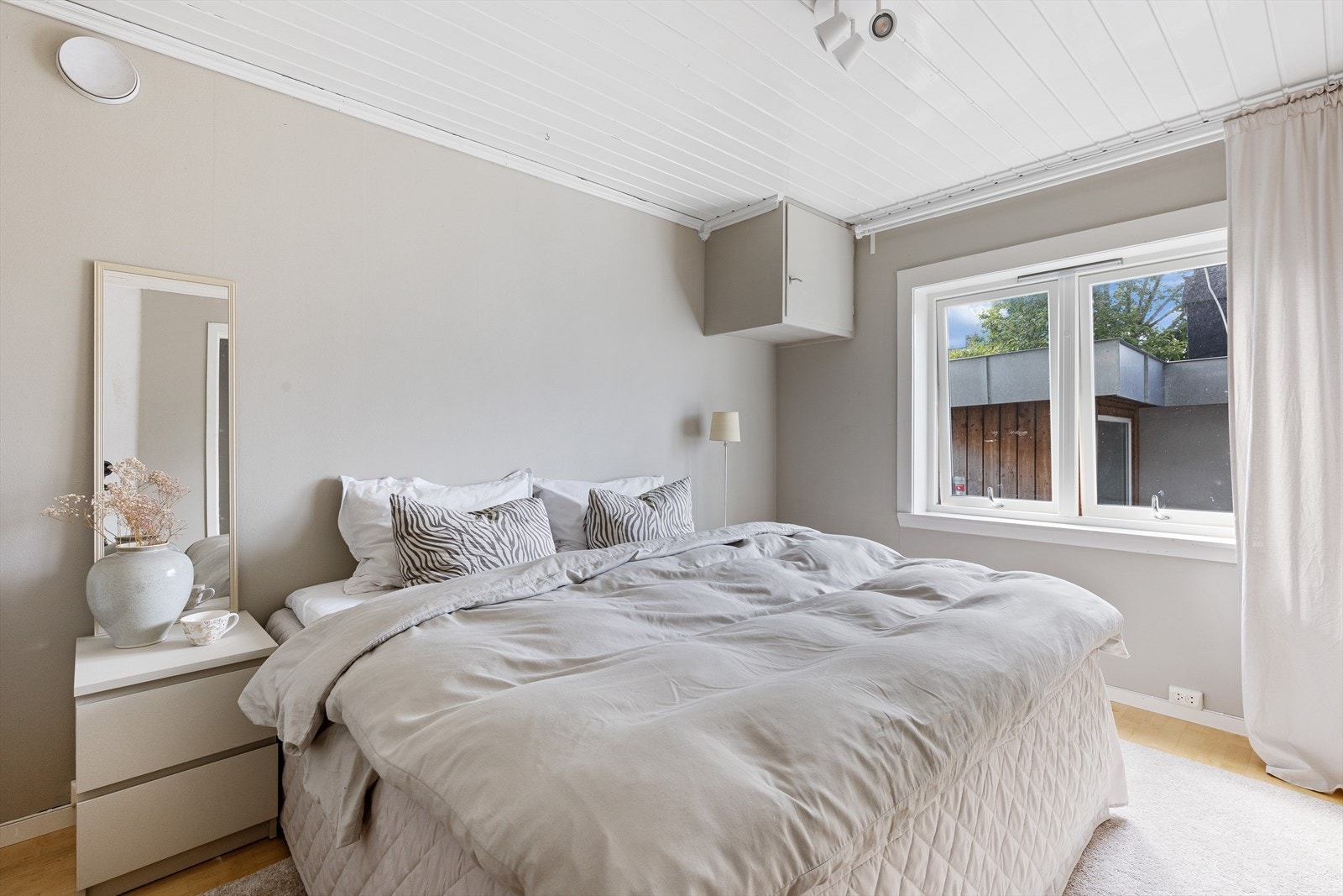 Soverommet har plass til dobbeltseng og nattbord på hver side Galleribilde