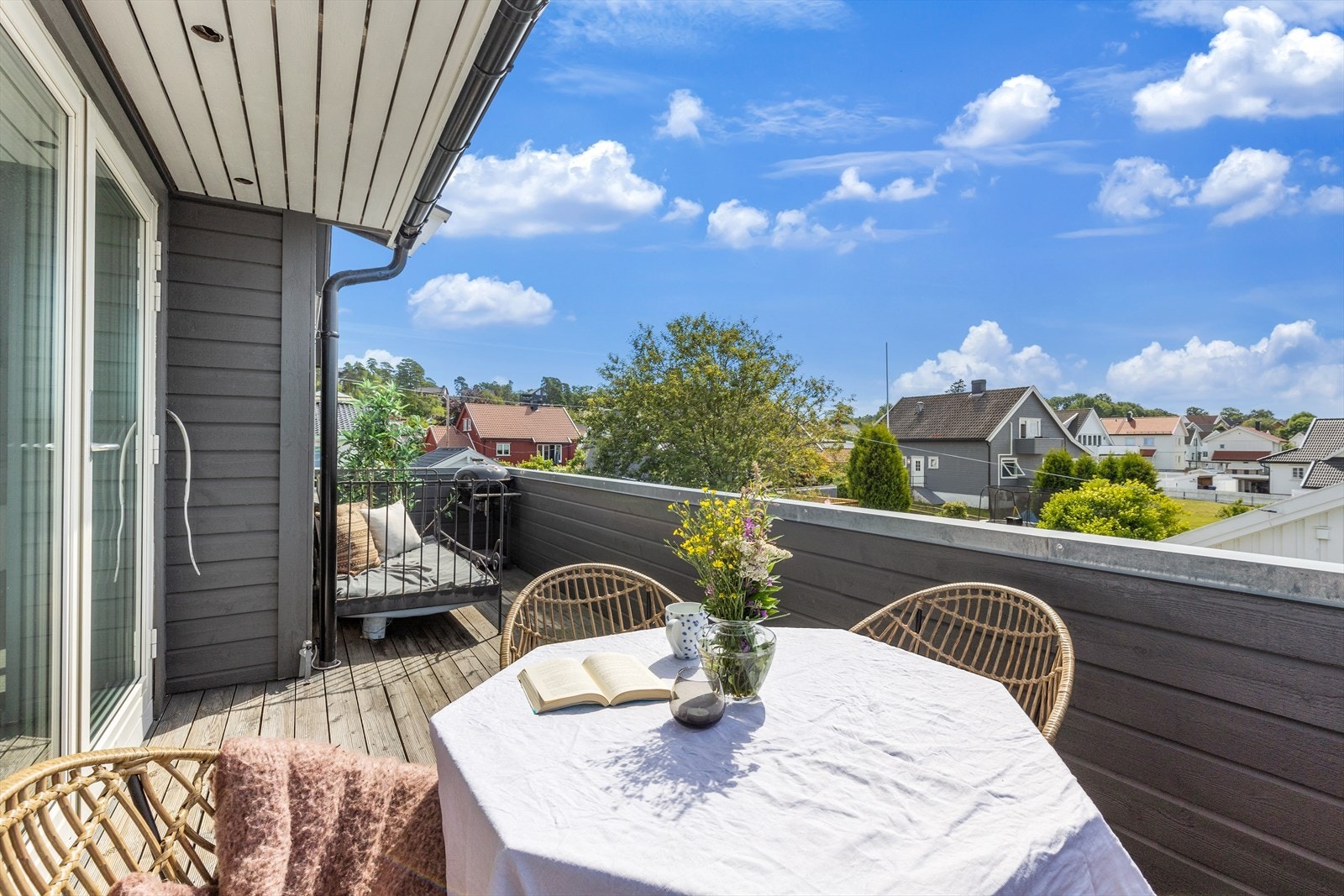 Det er plass til flere typer møblering siden verandaene er romslige Galleribilde