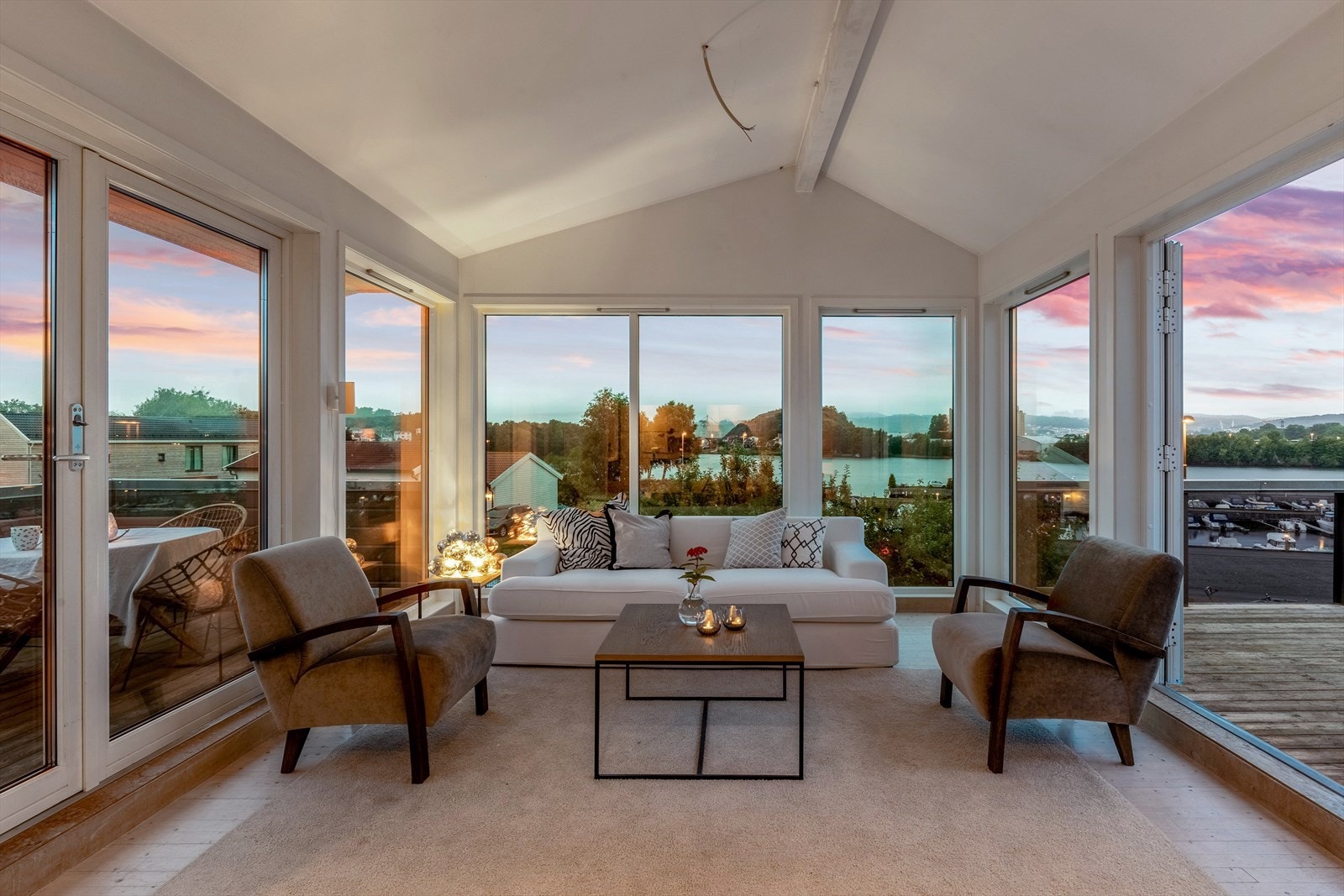 i 2. etasje er det stue med panorama utsikt over Lågen Galleribilde