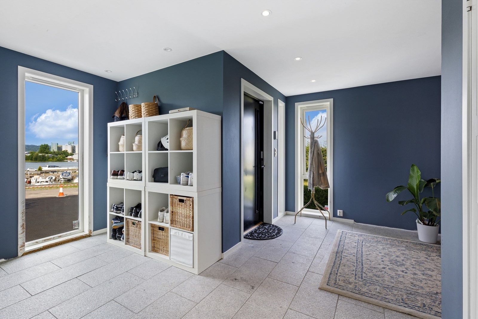 Hallen er romslig og badet er til høyre Galleribilde