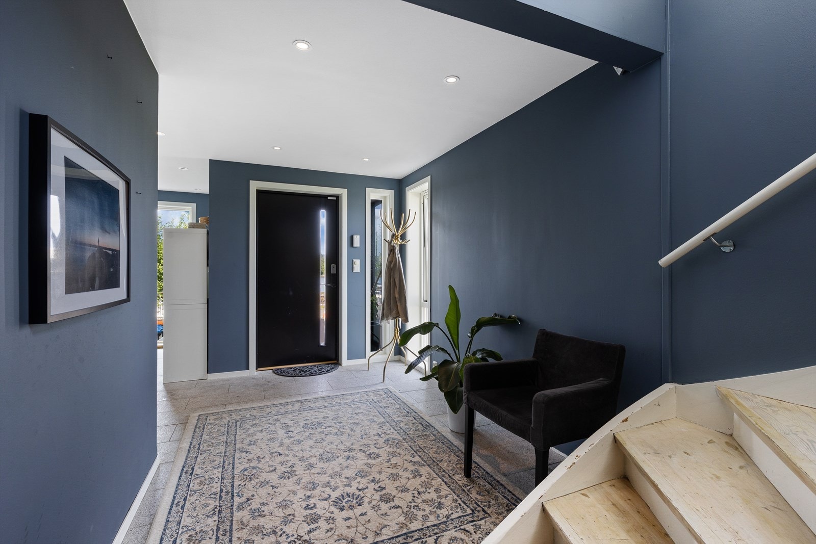 Inngangsparti med granitt på gulv og downlights Galleribilde