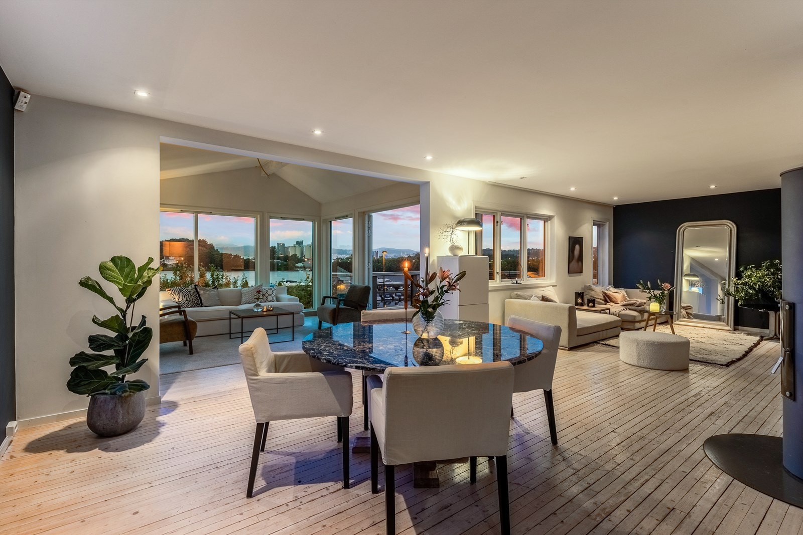 Stuen har utsikt fra flere av sittegruppene. Downlights i himling Galleribilde