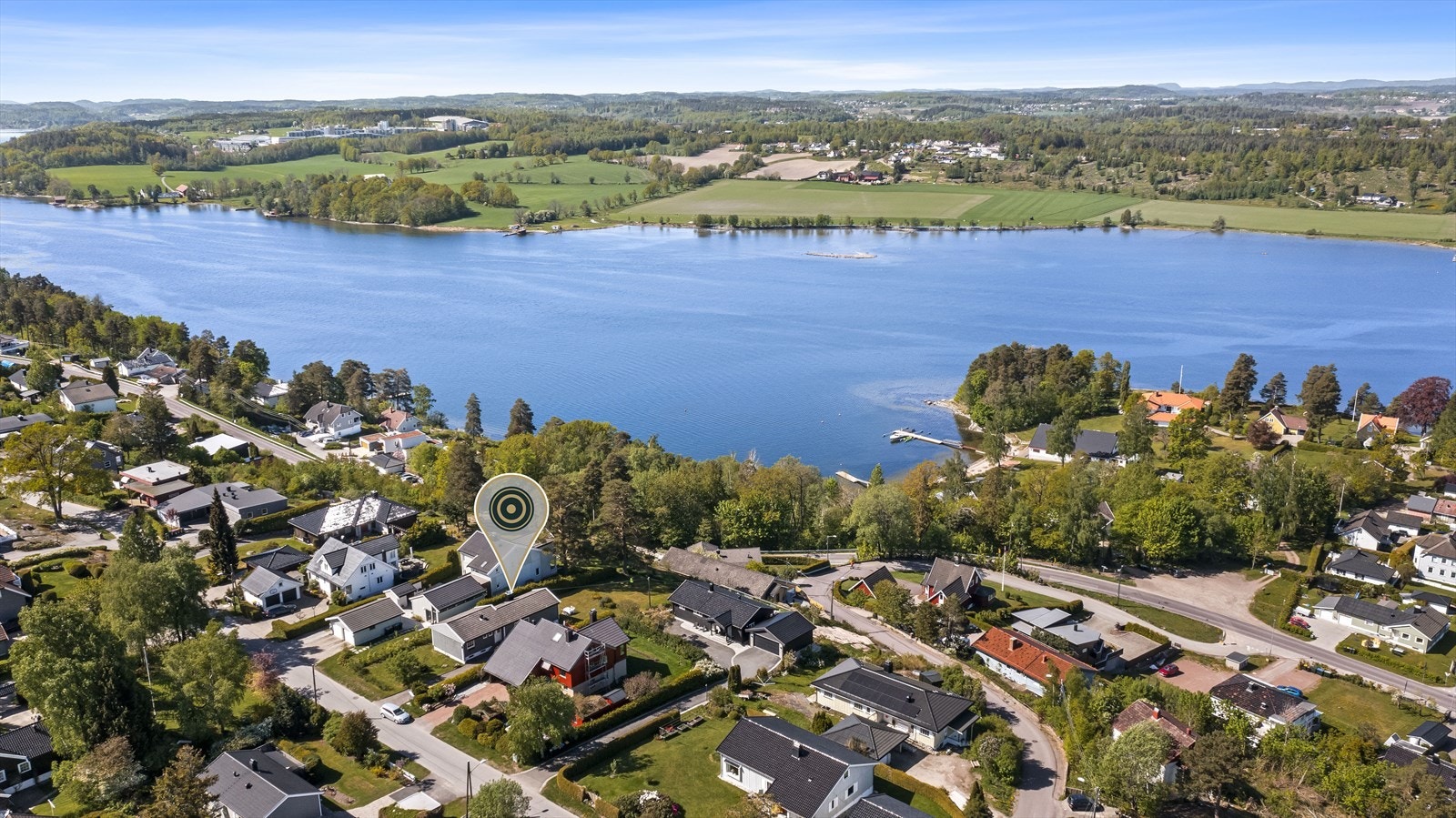 Nordvik Tønsberg v/Jens Roland Pettersen har gleden av å presentere denne koselige eneboligen med nydelig utsikt over Vestfjorden. Galleribilde