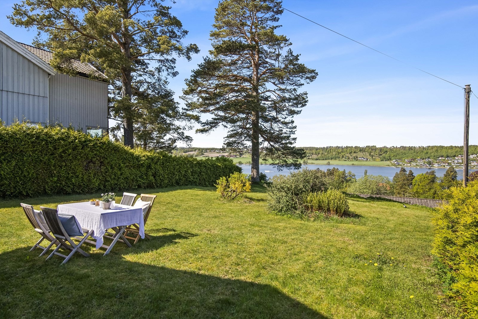 Vestskogen ligger på Nøtterøys vestside med sen kveldssol i meget attraktivt villaområde med boliger bebygget ved forskjellige tidsepoker. Umiddelbar nærhet til bade- og bryggemuligheter i Vestfjorden. Galleribilde