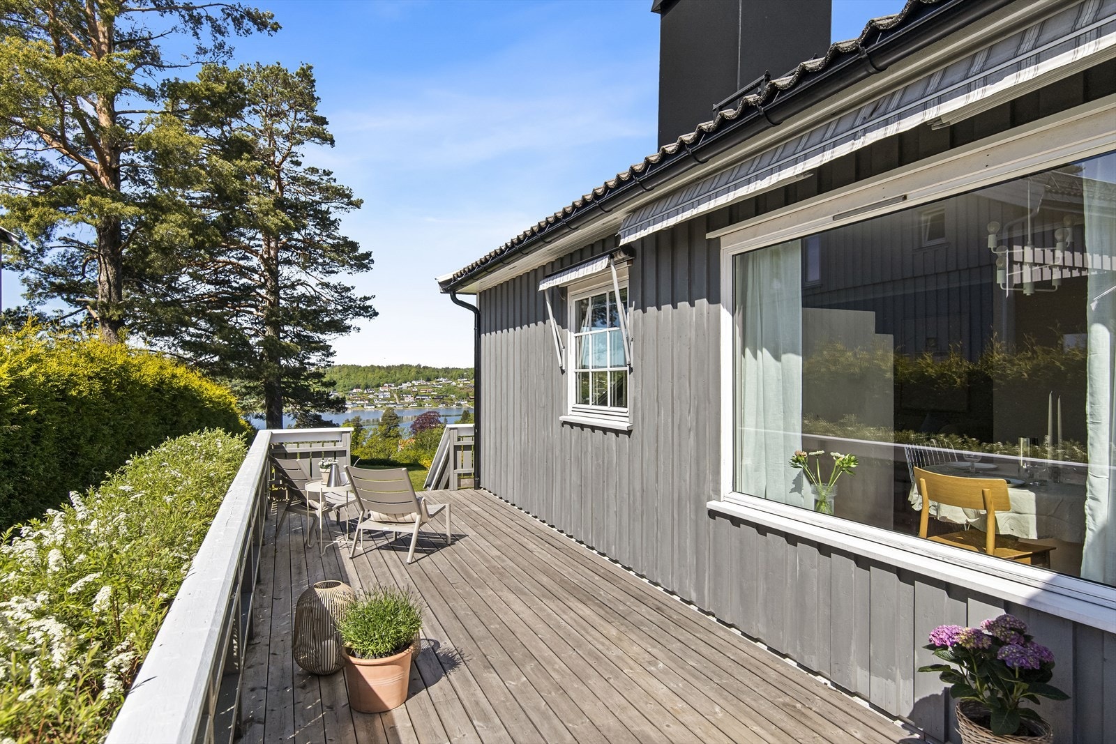 På verandaen er det god plass til en hyggelig sittegruppe hvor du kan samle venner og familie til koselige sammenkomster, eller bare nyte en stille morgenkaffe mens du beundrer utsikten. Galleribilde