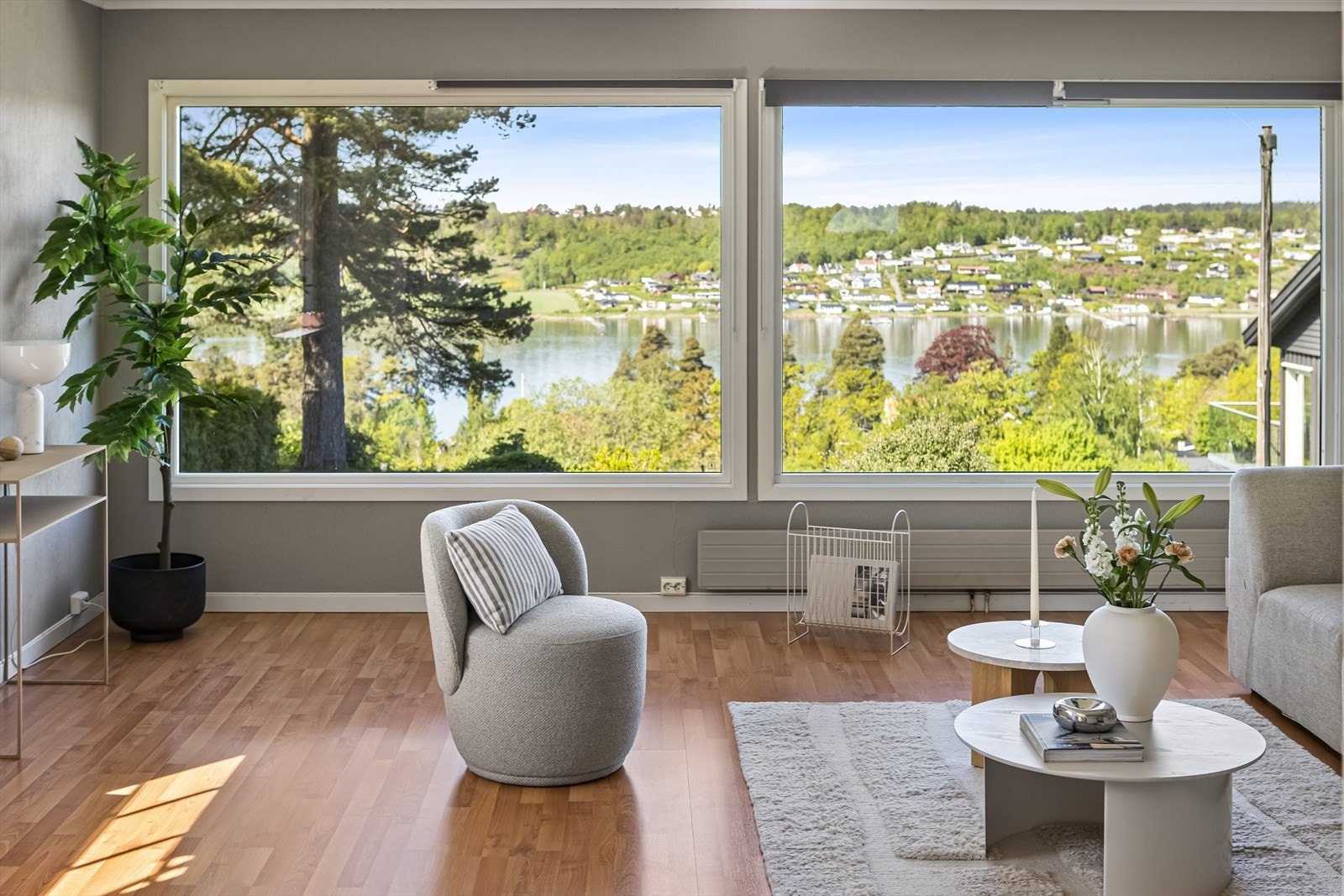 Romslig og lysfylt stue med store vindusflater mot vest, som gir deg panoramautsikt over Vestfjorden og rikelig med naturlig lys hele dagen. Galleribilde