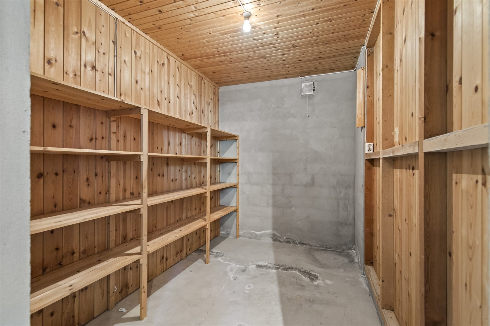 Gode lagringsmuligheter i kjelleren. Galleribilde