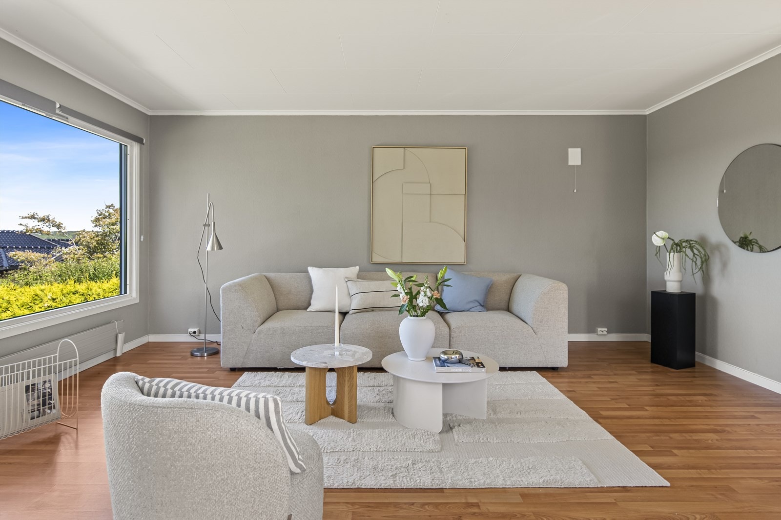 For ekstra hygge og varme finner du også en innbydende peis i stuen - et ideelt sted å slappe av med en god bok eller nyte en kveld med familie og venner. Galleribilde
