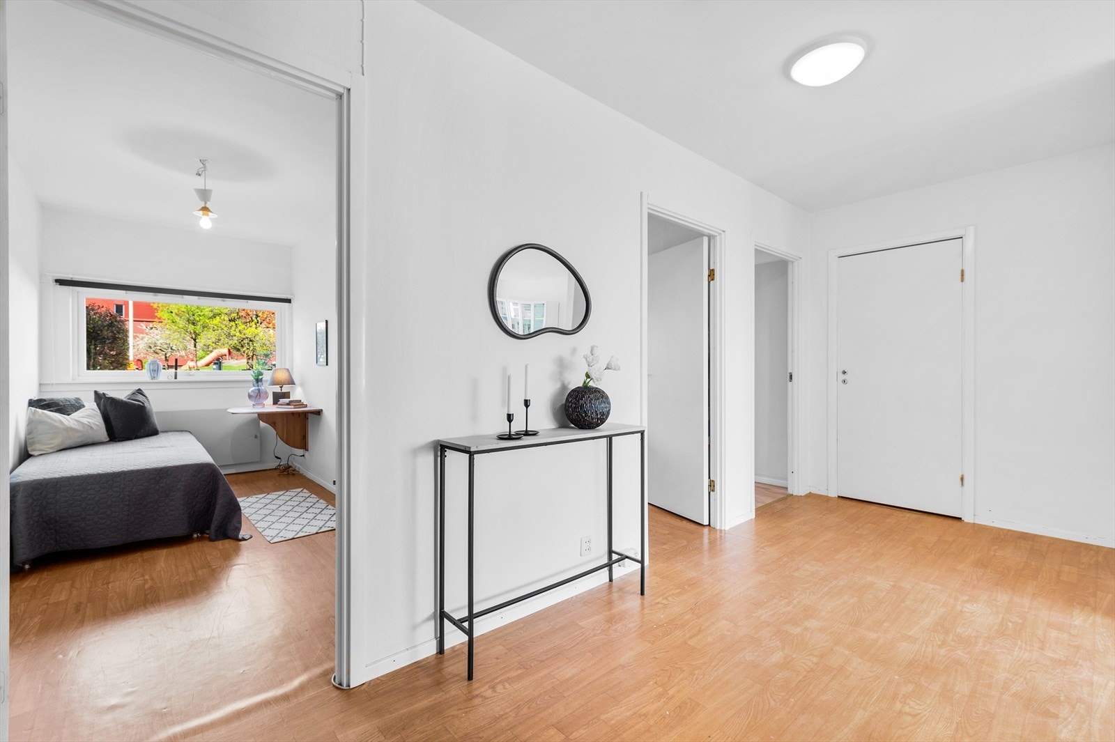 Innerst i entreen er det en innvendig bod. I tillegg medfølger det 2 eksterne boder. Galleribilde