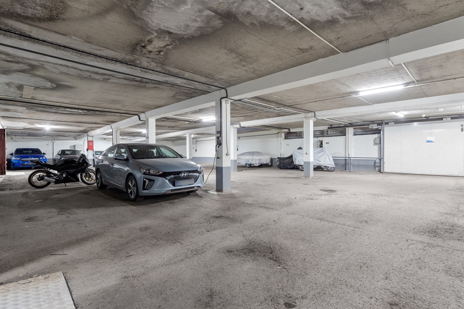 Det medfølger garasjeplass med lader. Galleribilde