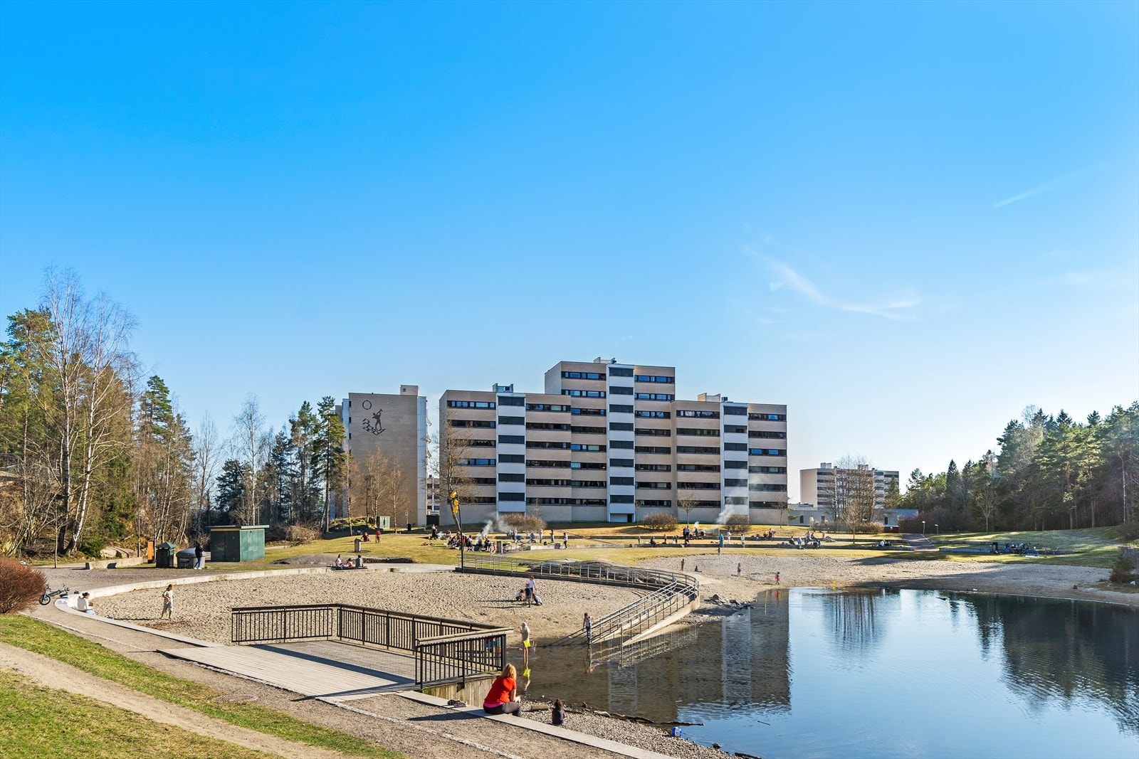 Svarttjern med fine badeplasser ligger like nedenfor blokken. Galleribilde
