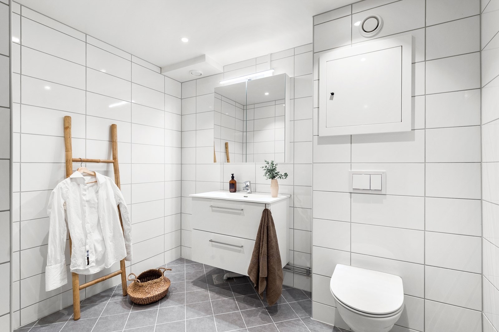 Opprinnelig bad, separat toalett og vaskerom ble slått sammen til et stor og lekkert baderom med alle funksjoner. Galleribilde