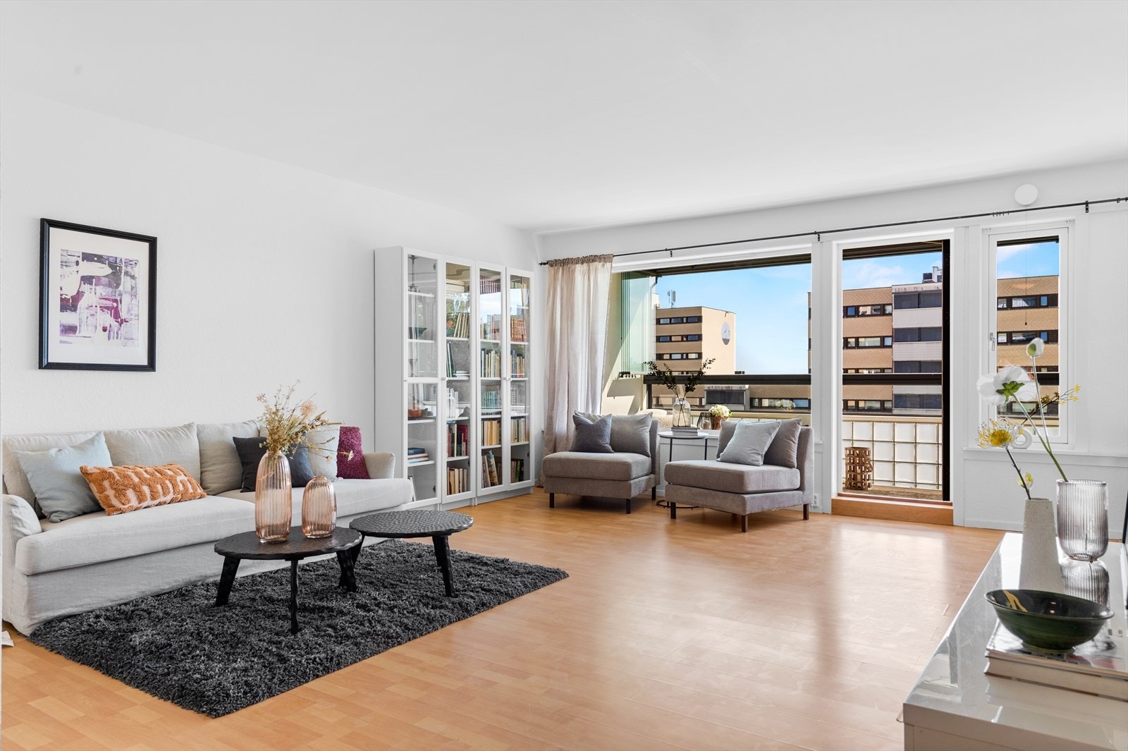 Stuen er stor og luftig med god plass til flere møbelgrupper. Galleribilde