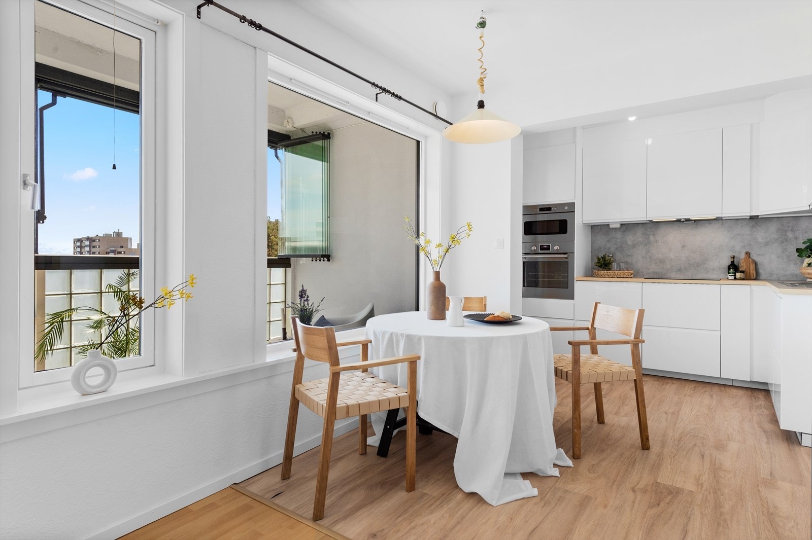 Kjøkken med lys og trivelig spiseplass. Galleribilde