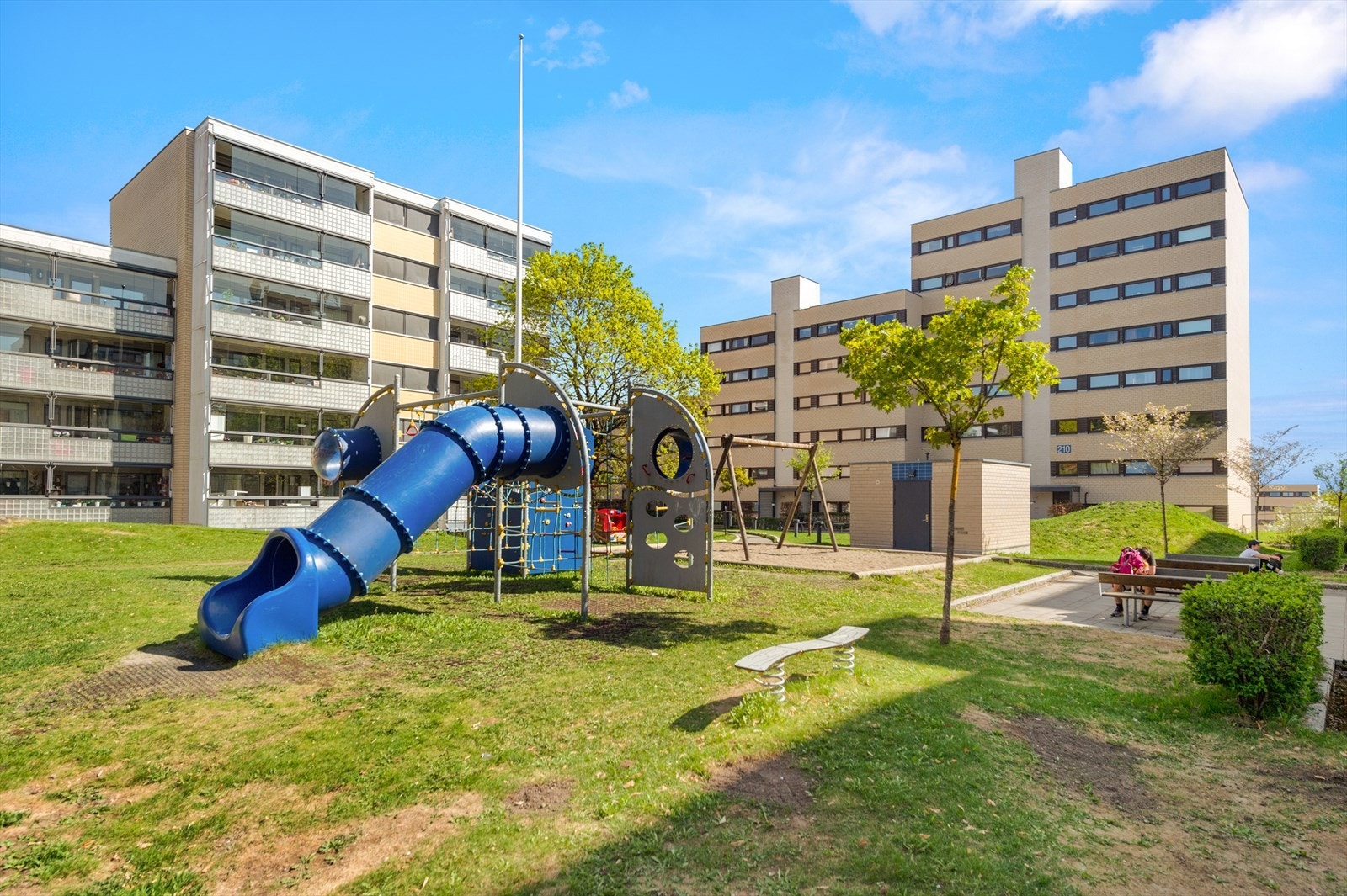 Det er flere lekeplasser like utenfor og det bor mange barn i borettslaget. Galleribilde