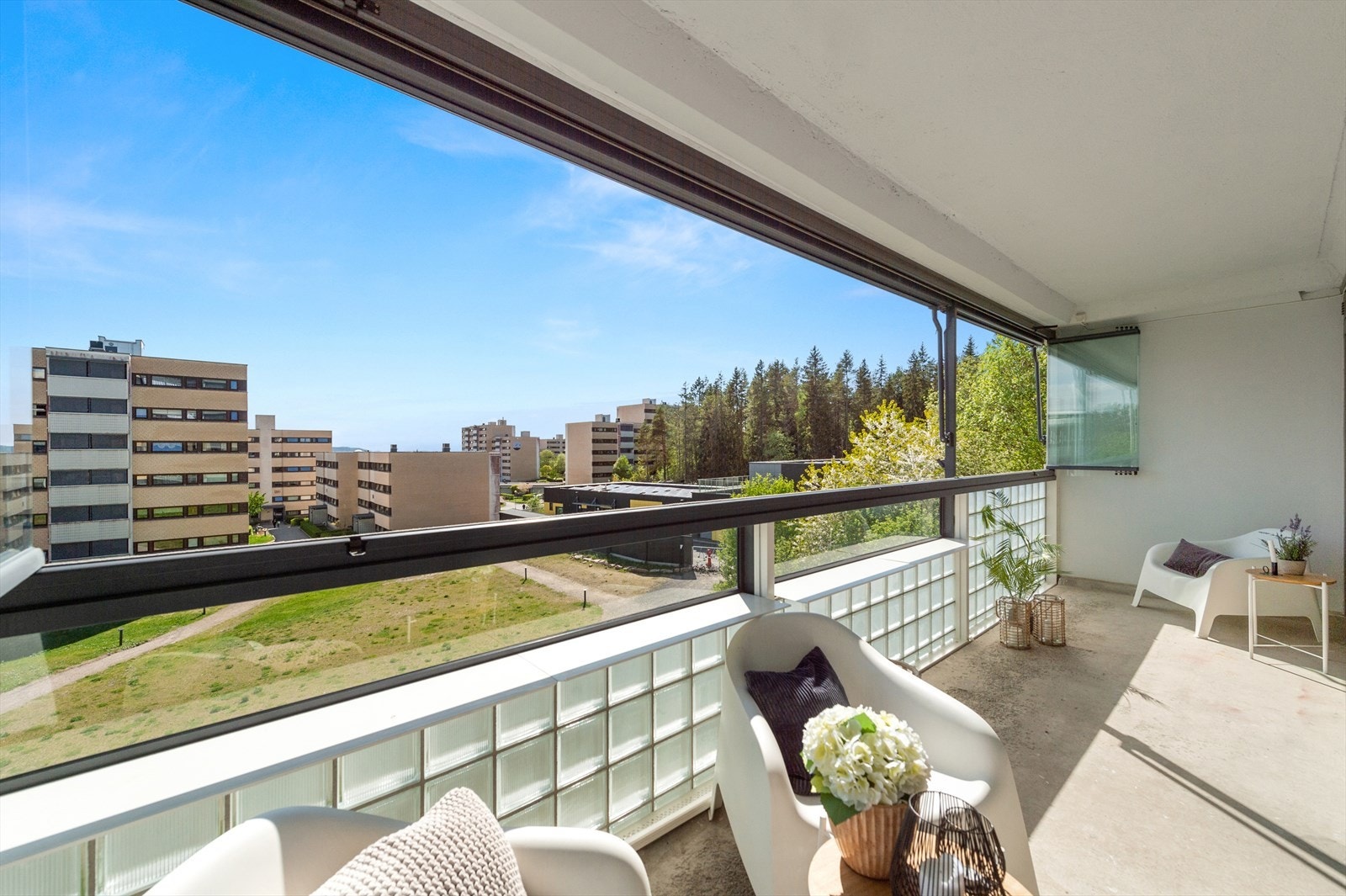 Sydvendt balkong på 12 m2 med fin utsikt og gode solforhold. Galleribilde