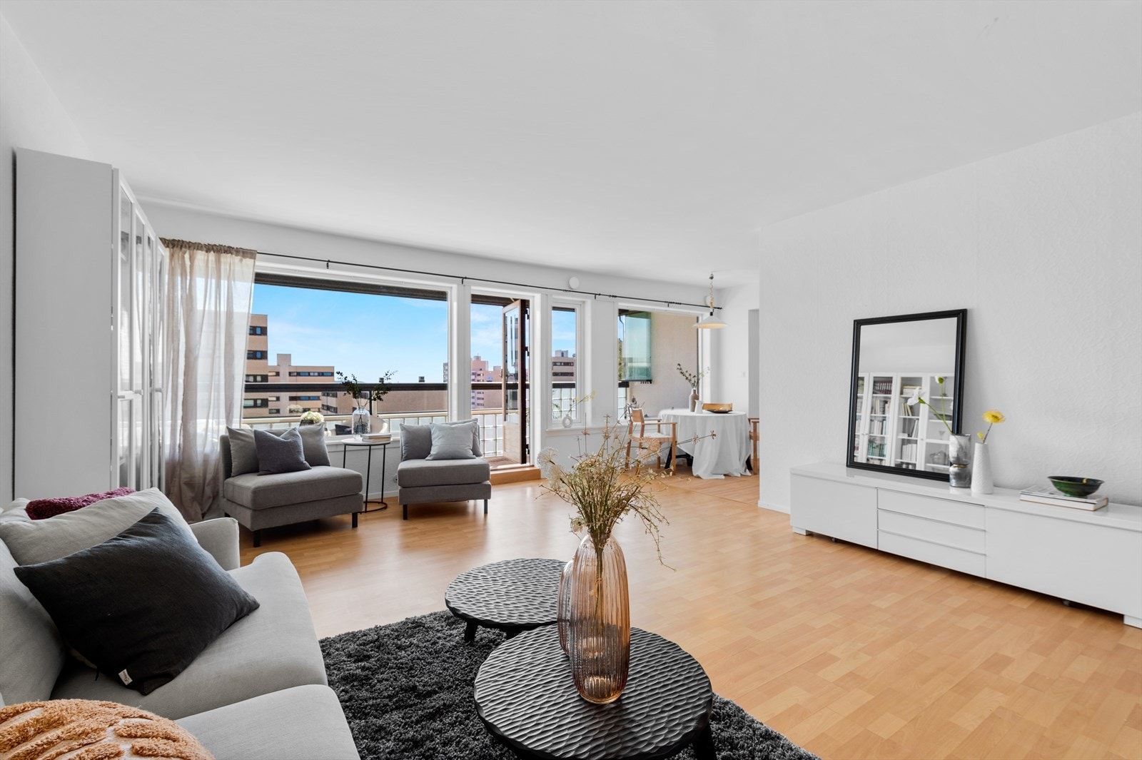 Odvar Solbergs vei 210 er en stor familieleilighet med 3 gode soverom og nytt kjøkken (2022) og nytt bad (2024). Galleribilde